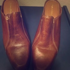 Slip on natural leather boots.